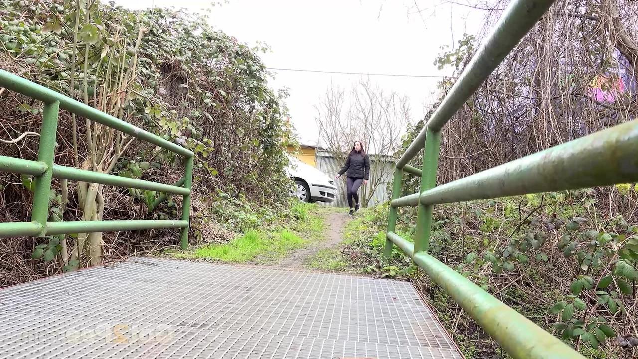 15P A garota sozinha Victoria Daniels se agacha para mijar antes de cruzar uma passarela