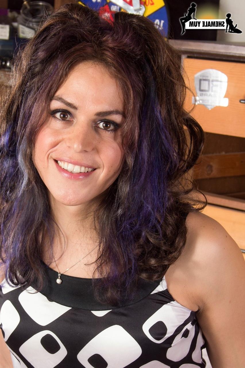 16P La hermosa transexual Kelli Lox hace alarde de su gran botín y su polla chupable