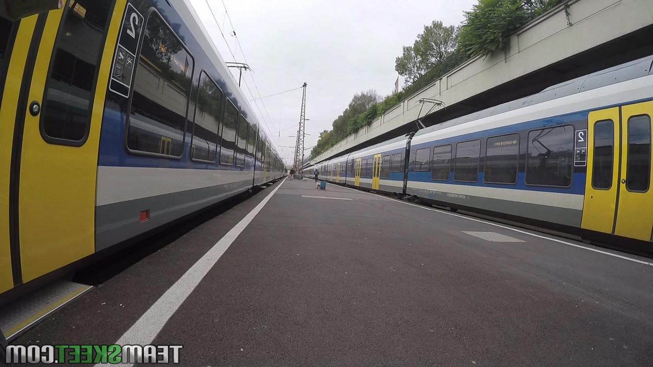 17P La delgada rusa Gina Gerson chupa, tira y golpea en el baño del tren por dinero en efectivo