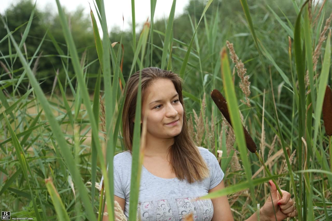 15P Одинокая, но сексуальная девушка Адель Би играет с секс-игрушкой на природе