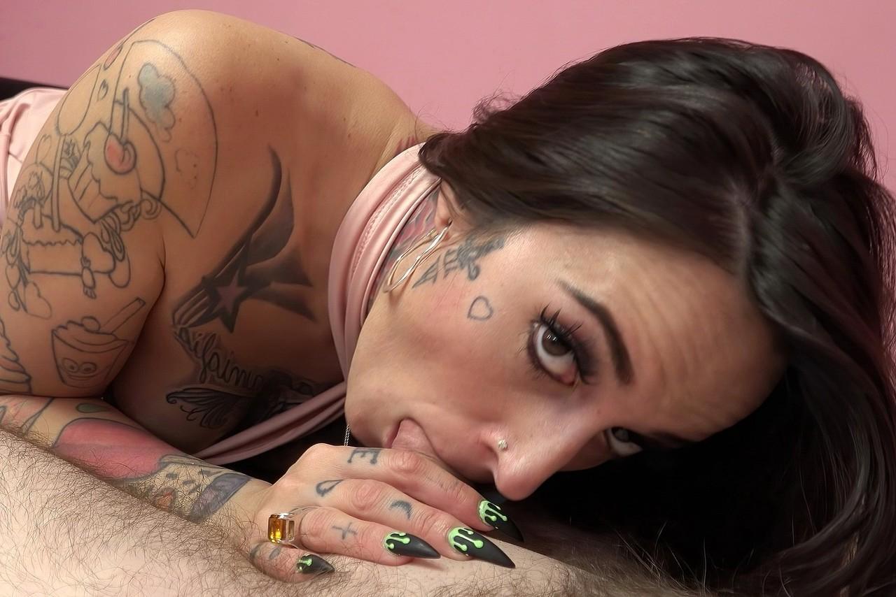 20P Die geile, tätowierte MILF Mandii Marie spielt mit sich selbst, bevor sie gebumst wird