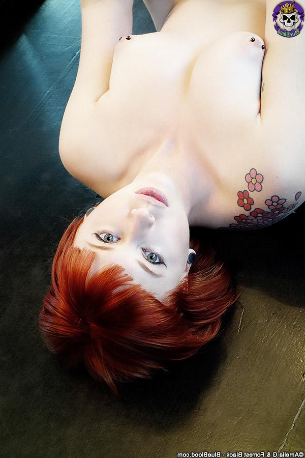 15P Ruiva tatuada com piercing nos mamilos estica a vulva no espelho