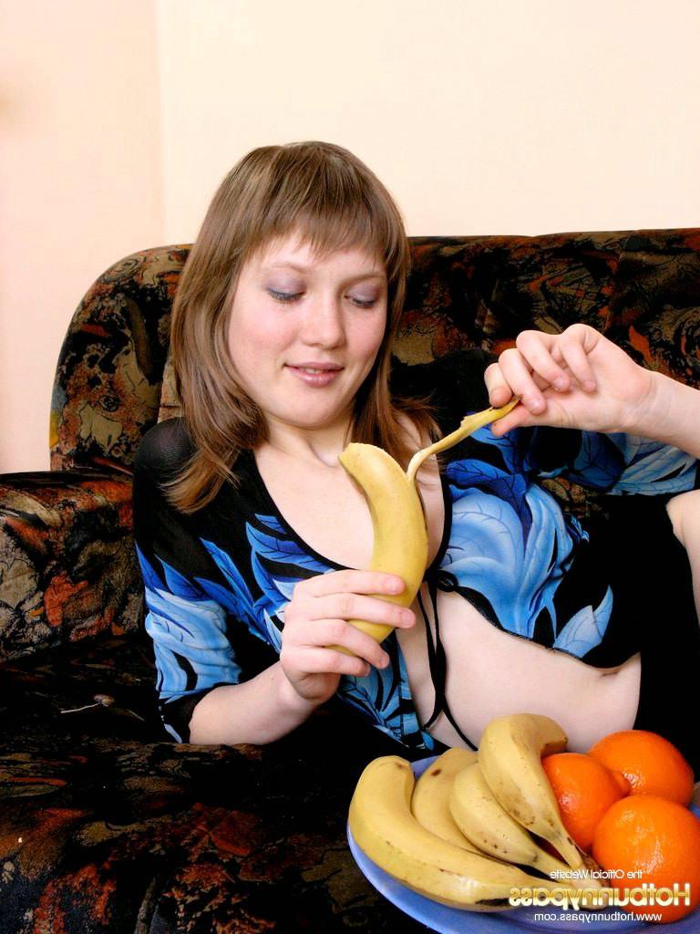 16P Amateurmädchen Anabell schält und isst eine Banane, während sie völlig nackt ist