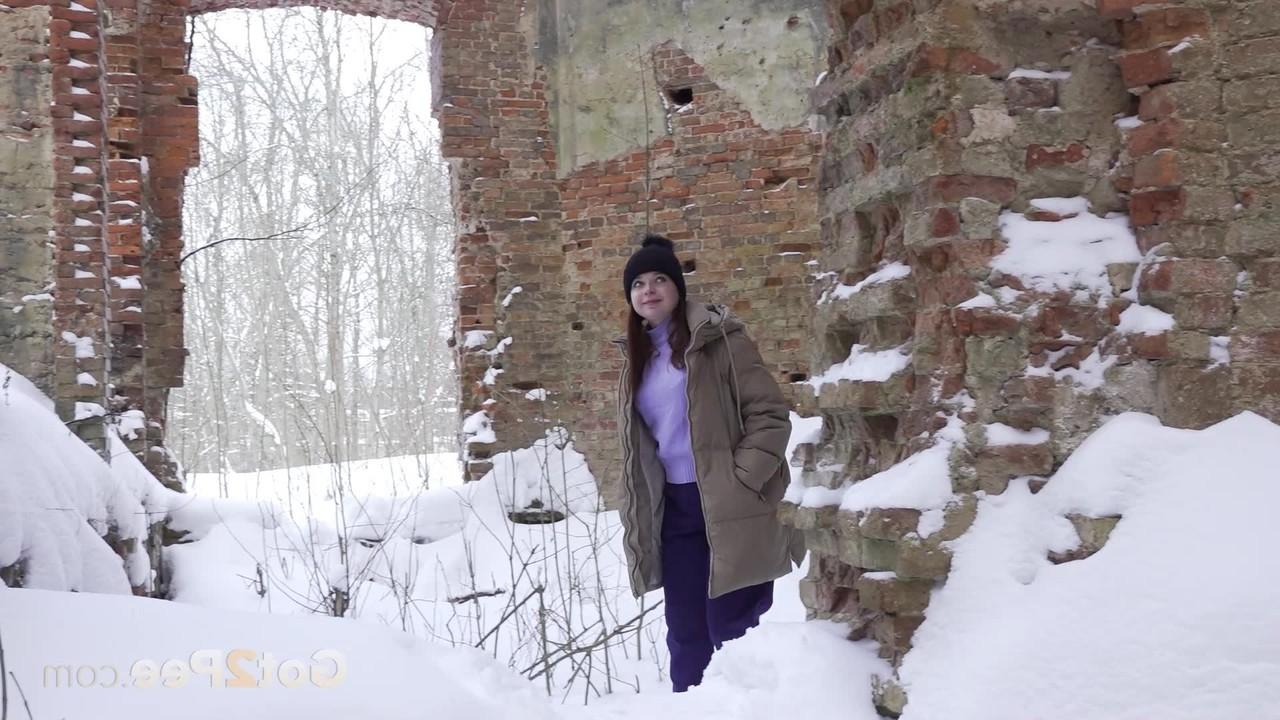 15P White girl Katya takes a badly needed pee upon pristine snow