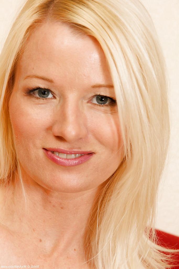 16P Verführerisches reifes Babe zieht Jeans und schwarzen Bikini aus