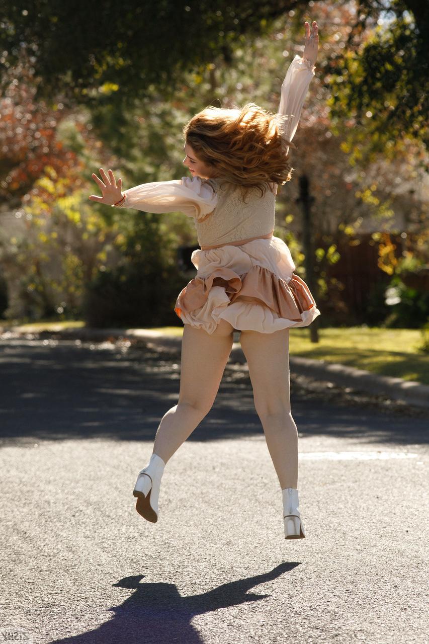 13P Pretty Greta Yarbrough flashes her bubble ass outdoors & strips naked at home