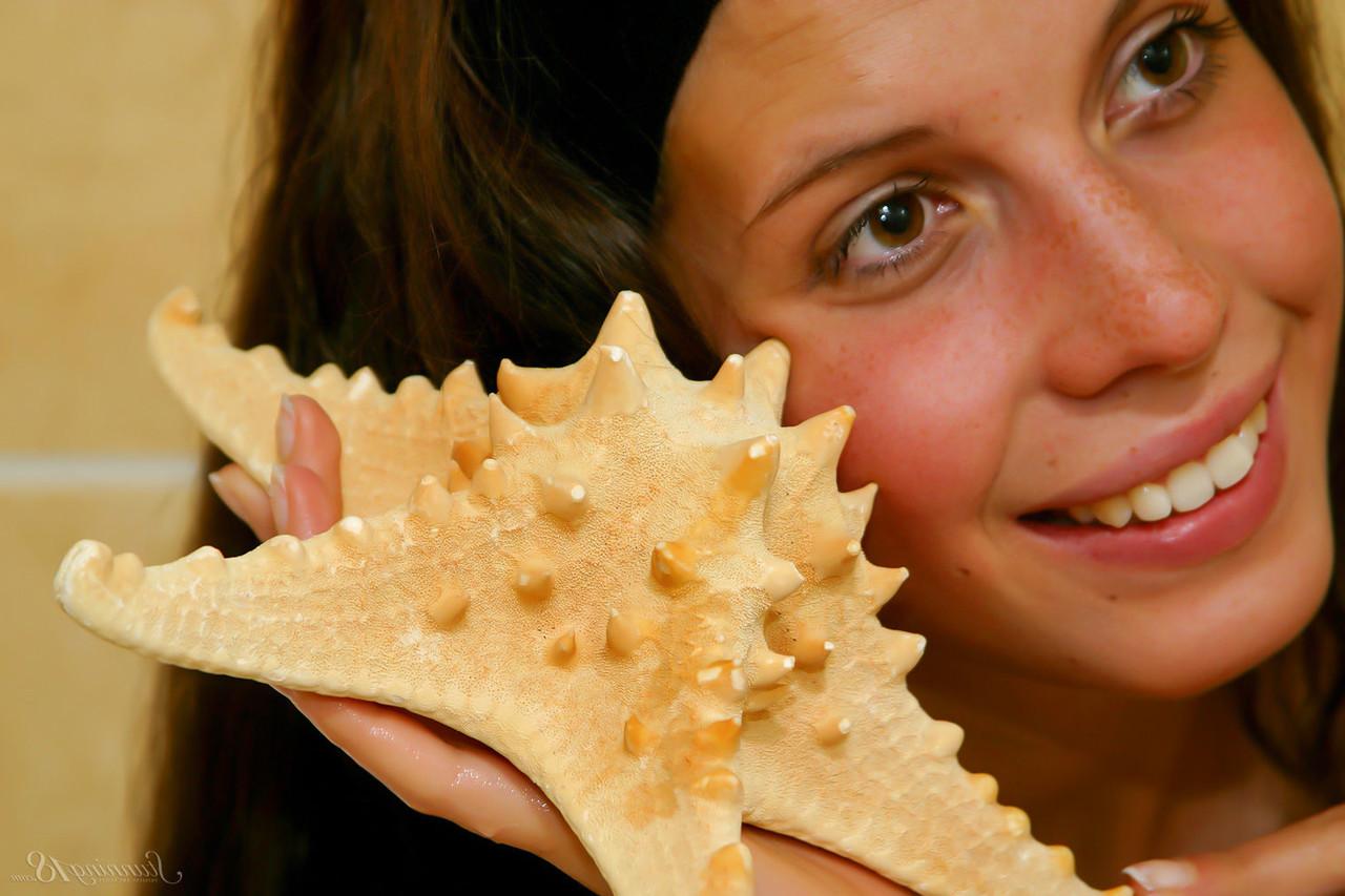 16P A adolescente morena Anoushka E escova os dentes antes de tomar banho