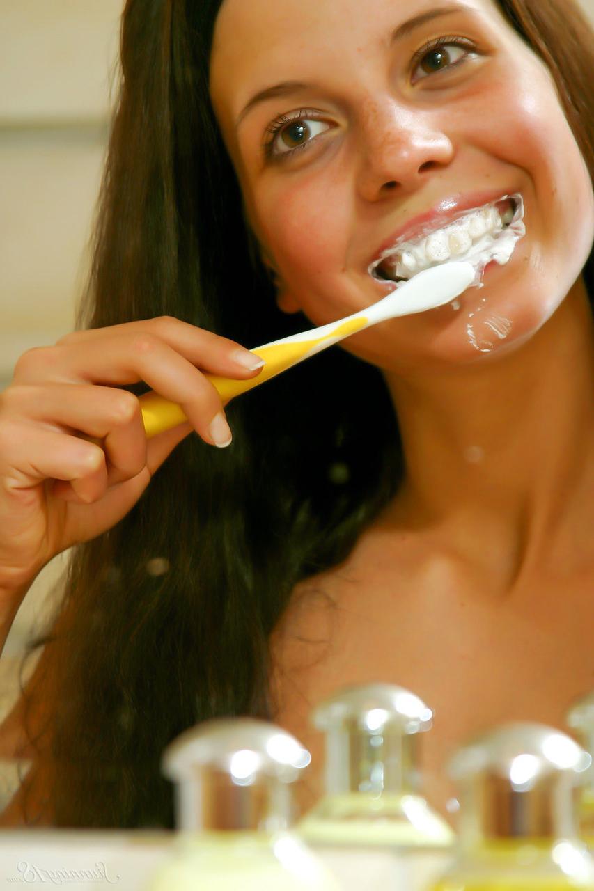 16P A adolescente morena Anoushka E escova os dentes antes de tomar banho