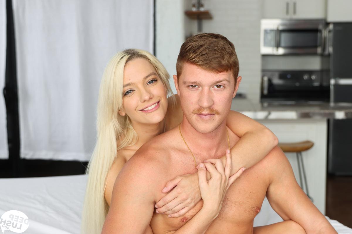 16P Kenna James, jeune blonde et maigre, fait l'amour avec une longue bite blanche.