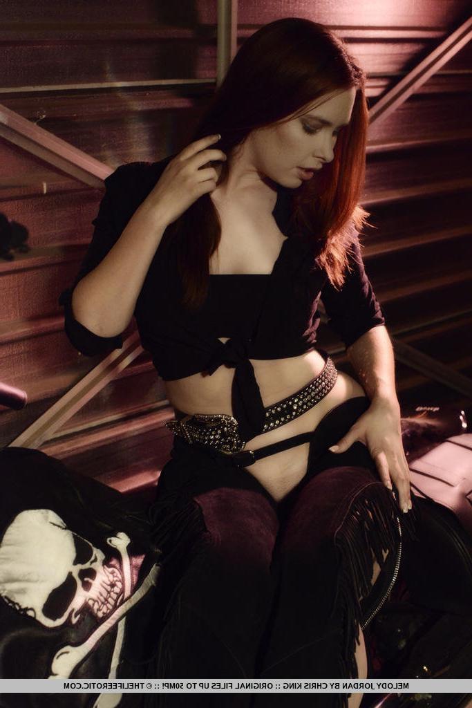 16P La rousse sexy Melody Jordan se doigte le vagin lors d'un show solo.