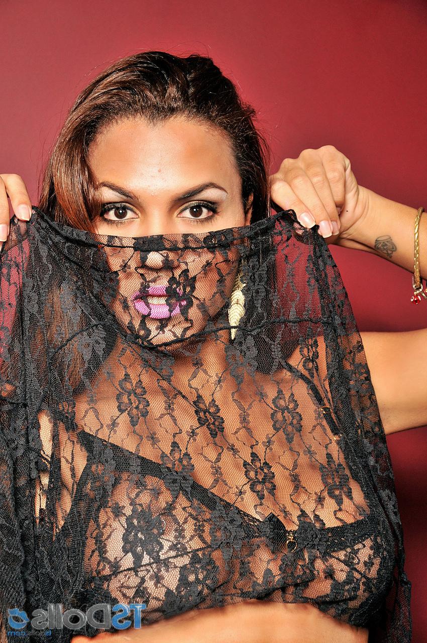 20P La transsexuelle aux faux seins Camila Ferrari enlève ses vêtements pour taquiner avec sa bite.