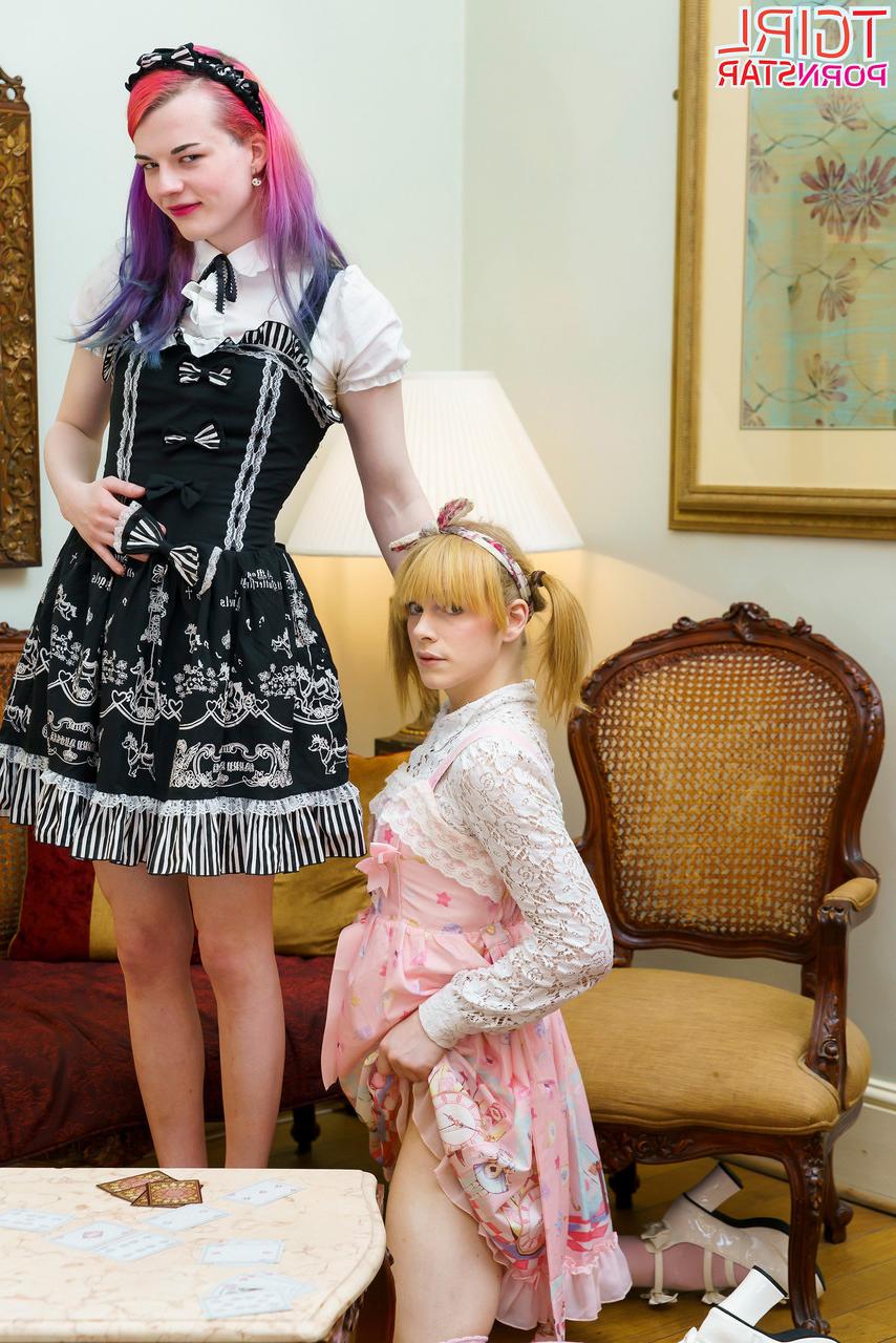 16P Die versauten Transsexuellen Alicia Snow und Sephie Bluebell lassen sich auf heiße Anal-Action ein