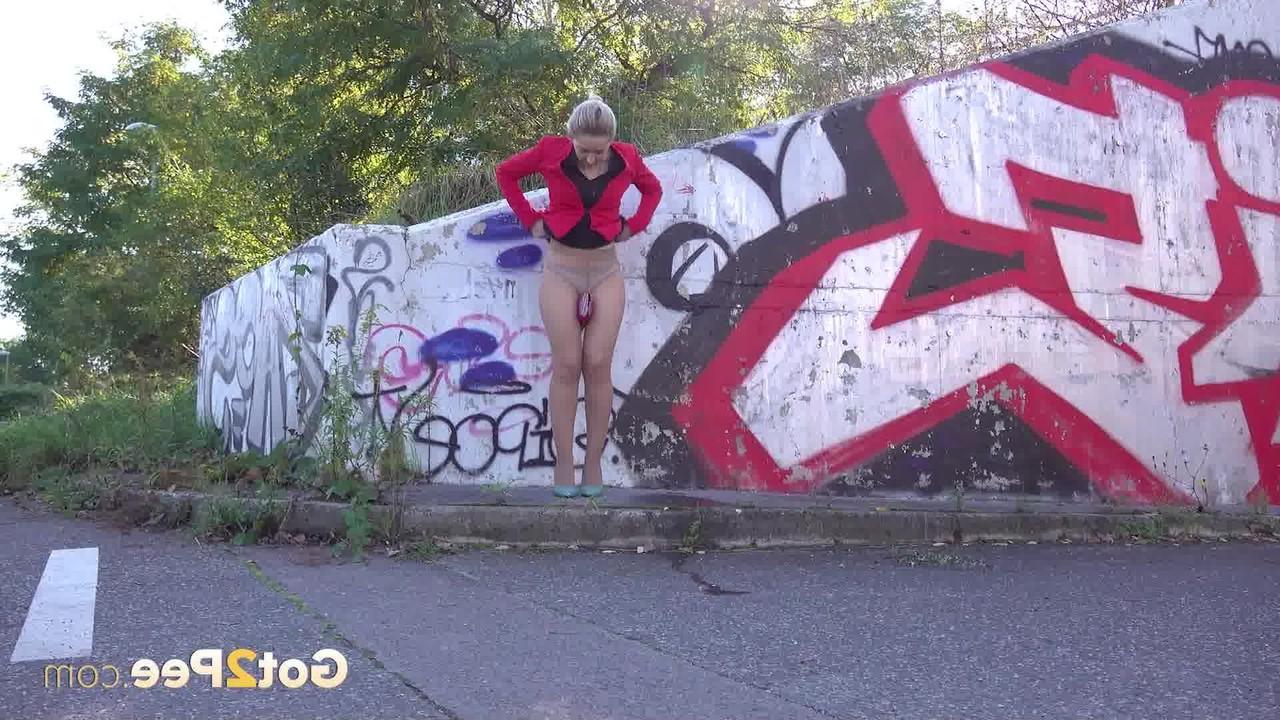 15P La blonde Di Devi pisse devant un mur couvert de graffitis