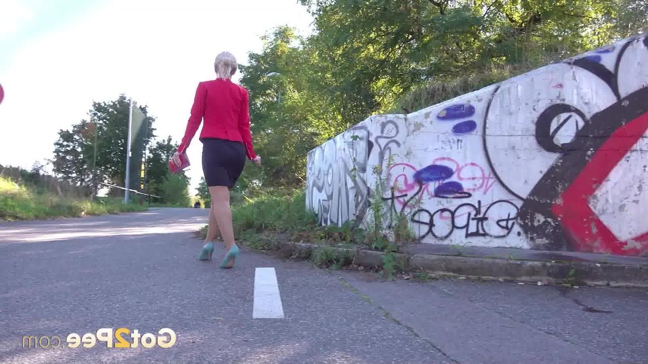 15P La blonde Di Devi pisse devant un mur couvert de graffitis