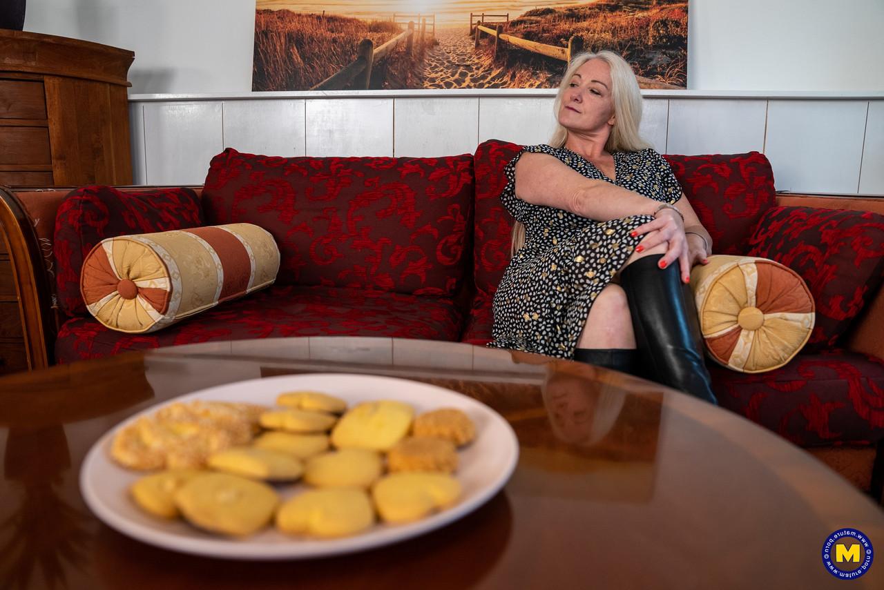 20P Voluptuous mom Lexxie Wilde strips & poses naked while eating chicken nuggets