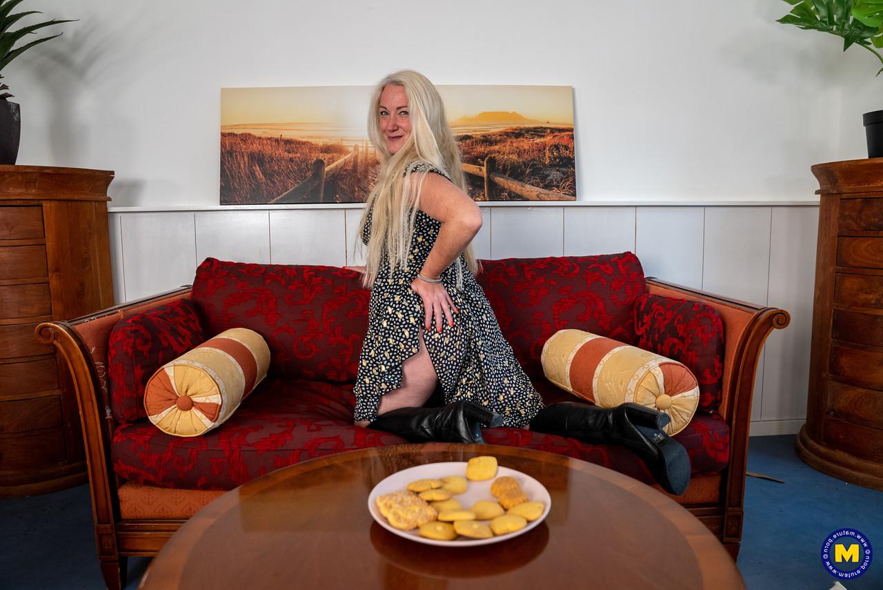 20P Voluptuous mom Lexxie Wilde strips & poses naked while eating chicken nuggets
