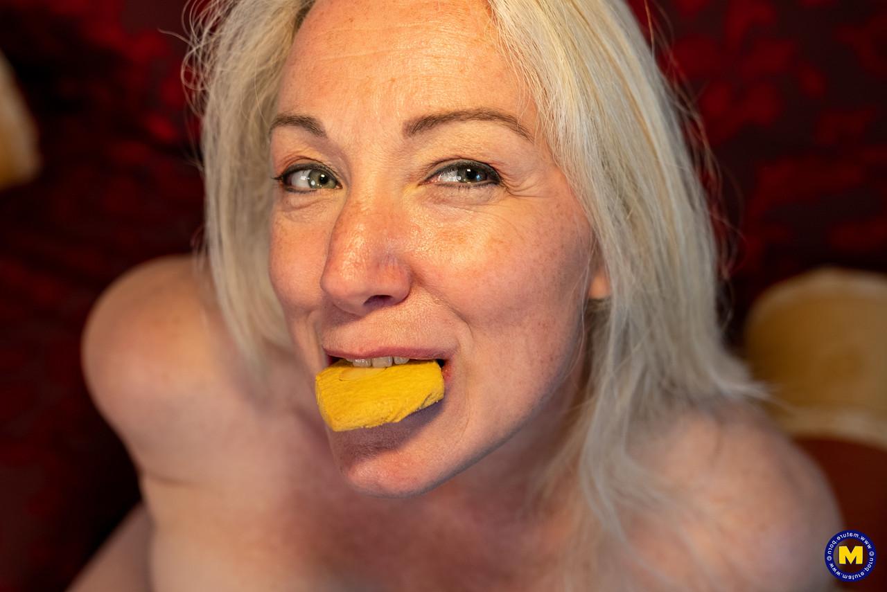 20P Voluptuous mom Lexxie Wilde strips & poses naked while eating chicken nuggets