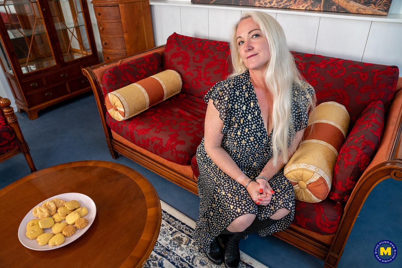 20P Voluptuous mom Lexxie Wilde strips & poses naked while eating chicken nuggets