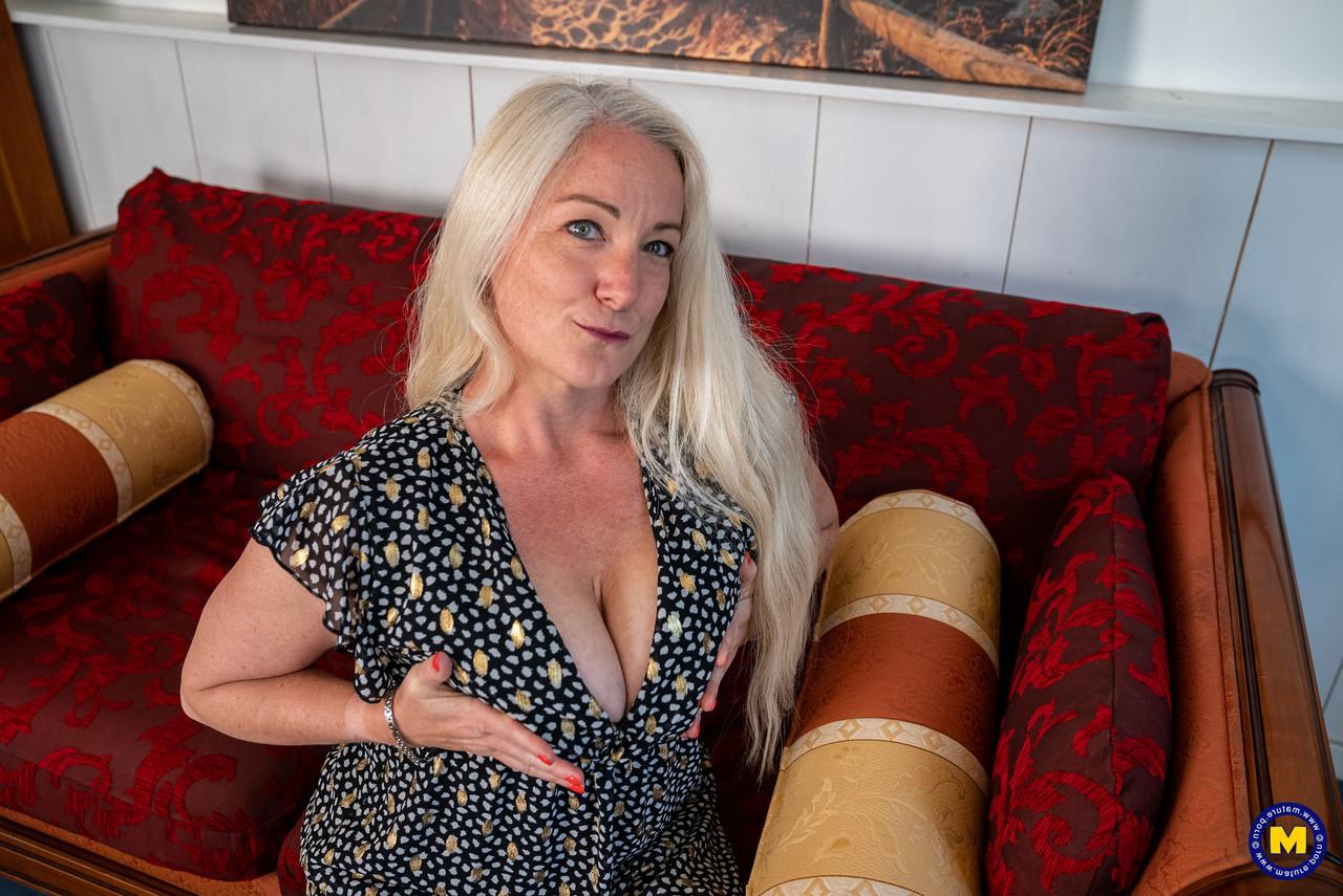 20P Voluptuous mom Lexxie Wilde strips & poses naked while eating chicken nuggets