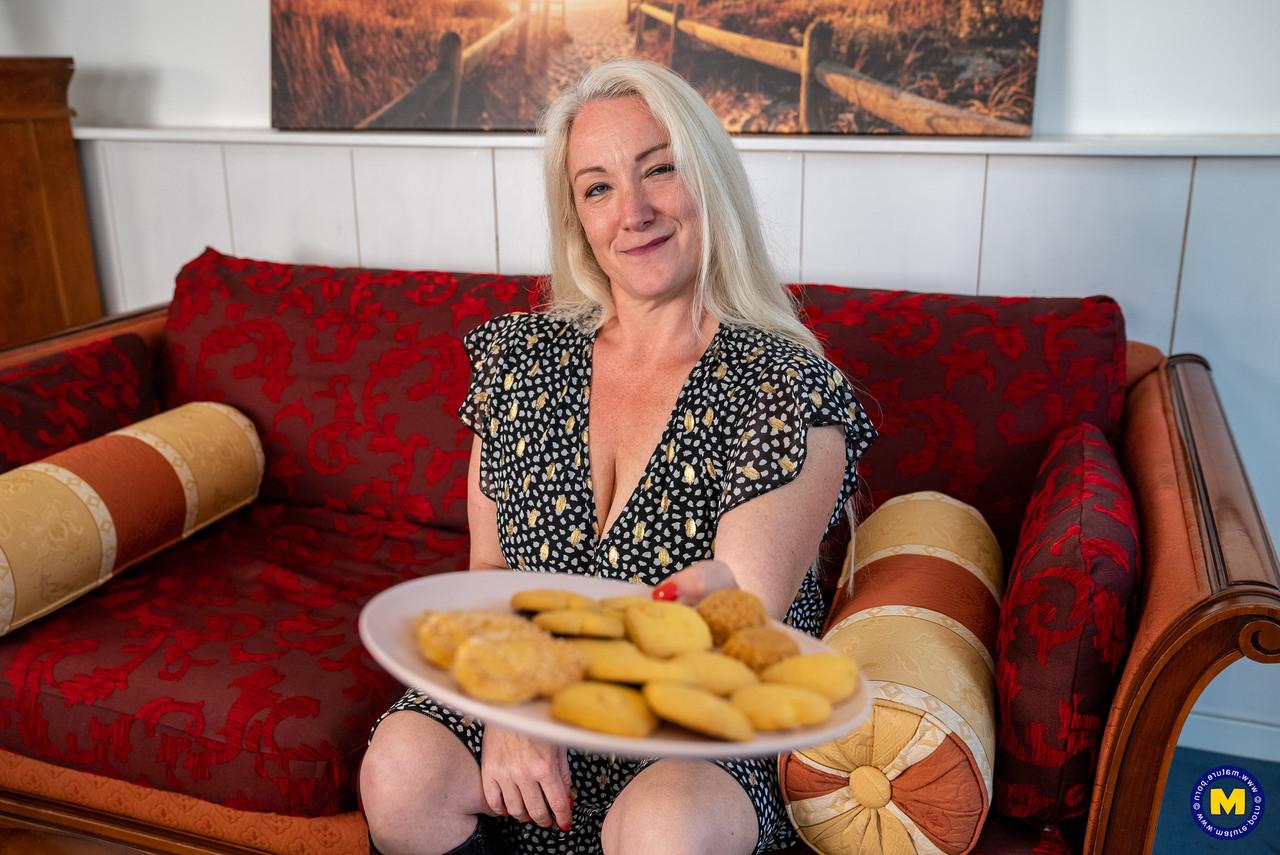 20P Voluptuous mom Lexxie Wilde strips & poses naked while eating chicken nuggets