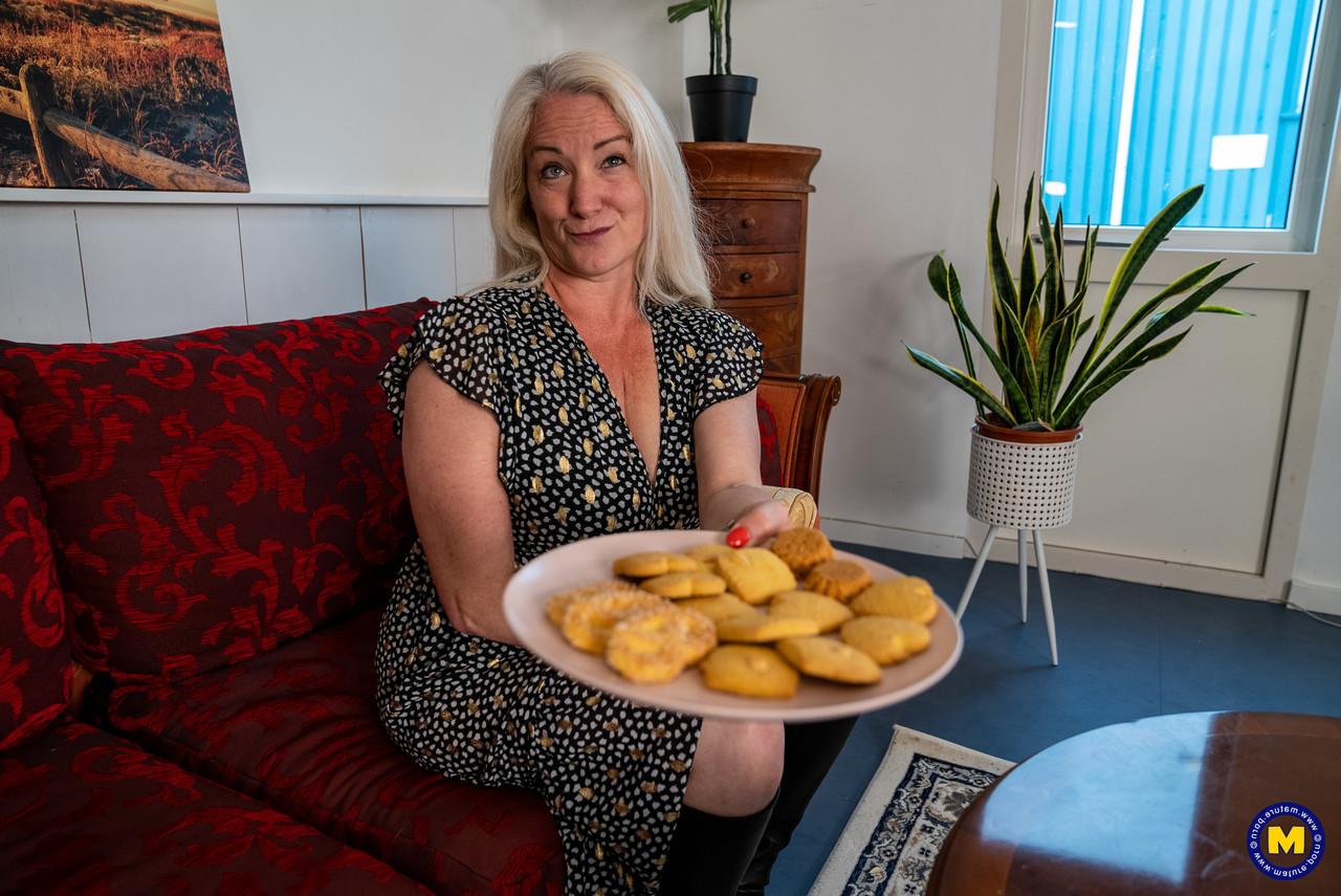 20P Voluptuous mom Lexxie Wilde strips & poses naked while eating chicken nuggets