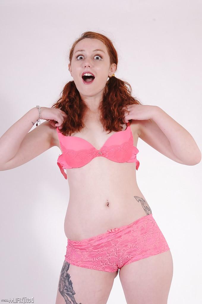 16P La guapa joven pelirroja Meloney Danells se masturba el agujero