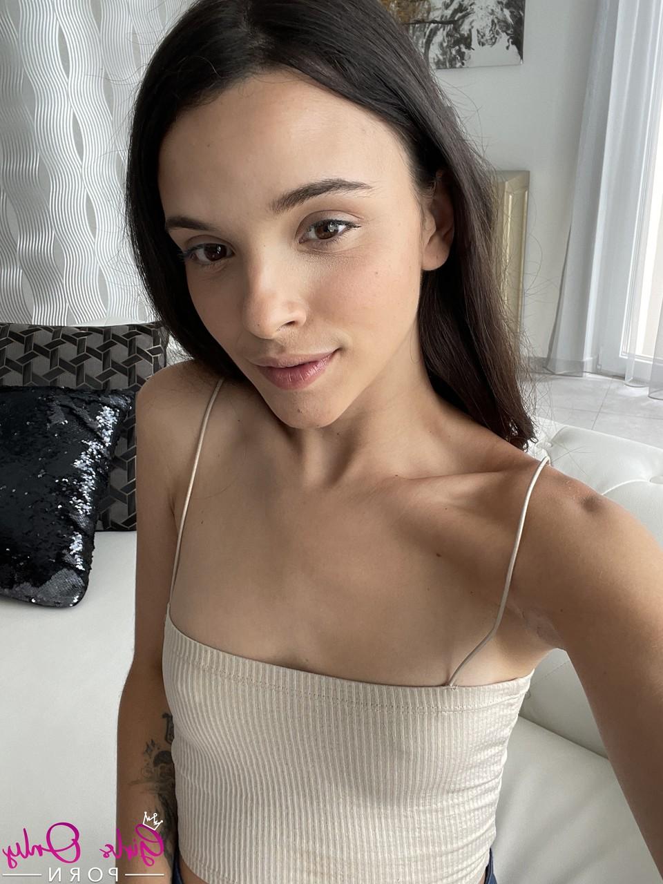 20P As lésbicas Tiffany Tatum e Ohana Petite lambem a buceta e brincam com um vibrador