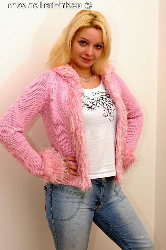 16P La fille solo Viktoria Blond pose totalement nue avant d'apparaître entièrement habillée.