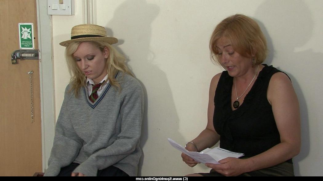 12P Estudante britânica recebe uma forte surra de sua diretora