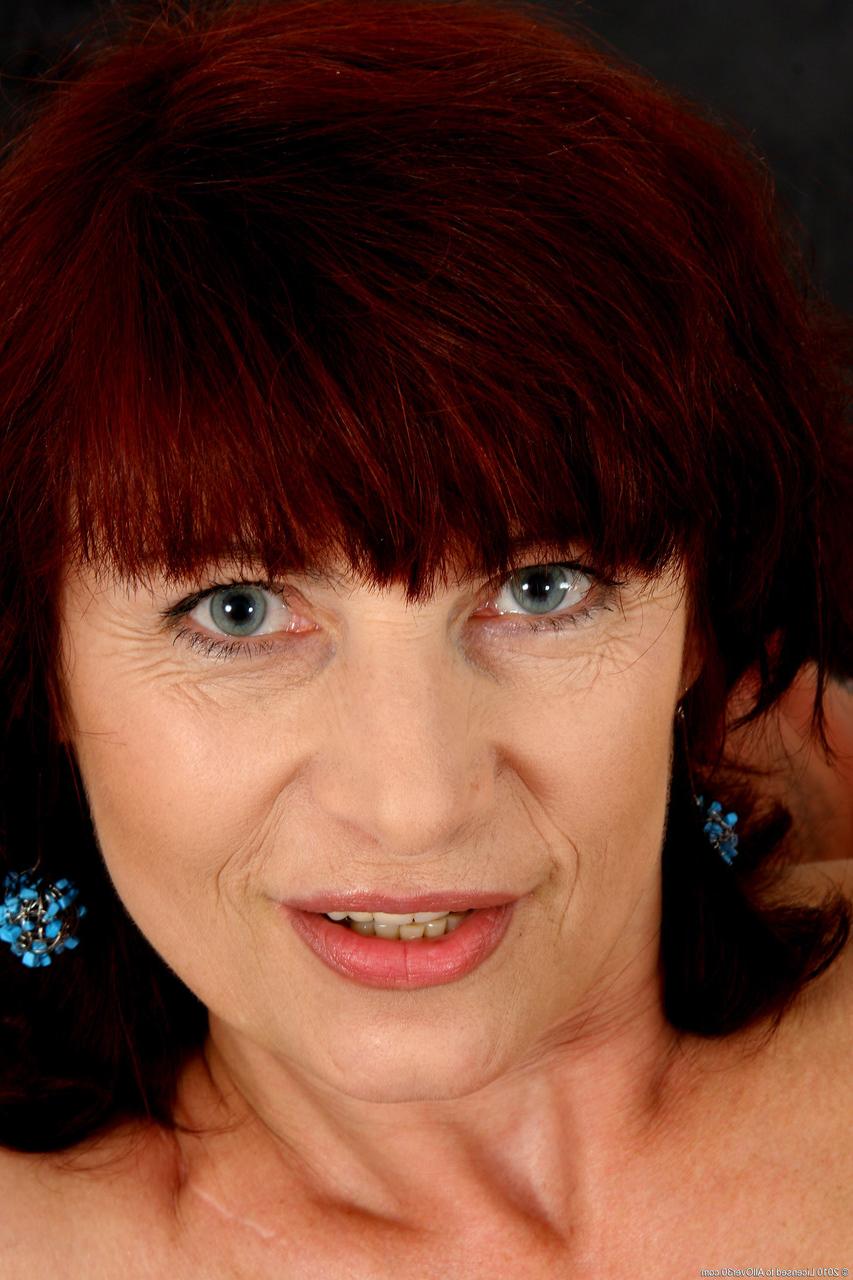 20P Wanda, mature rousse et coquine, se déshabille et se fait défoncer par derrière.