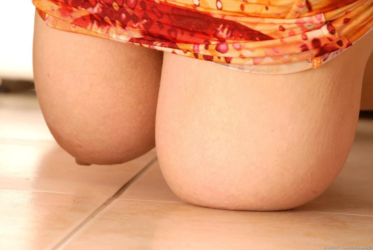 20P Ellen amadora madura e excitada expõe seus peitos grandes e buracos raspados