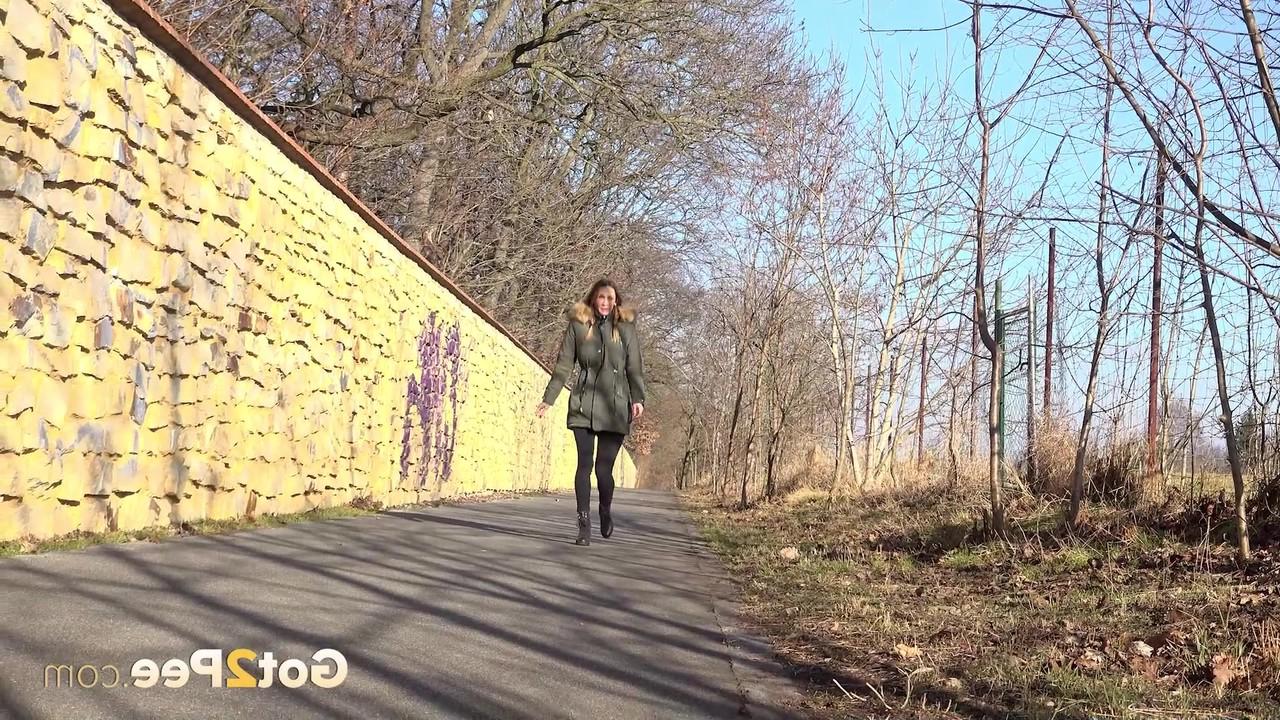 15P A garota branca Cynthia Vellons é pega mijando em uma estrada pavimentada