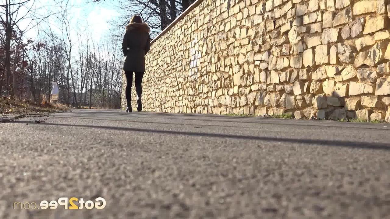 15P A garota branca Cynthia Vellons é pega mijando em uma estrada pavimentada