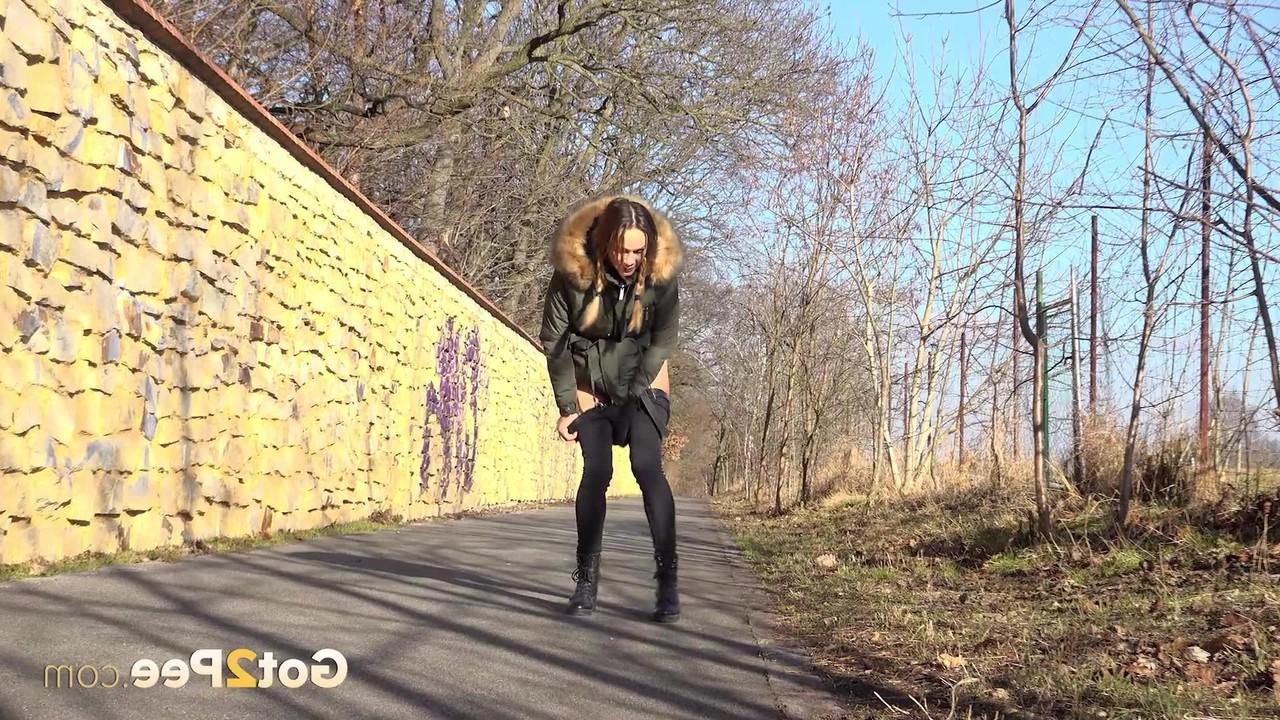 15P A garota branca Cynthia Vellons é pega mijando em uma estrada pavimentada