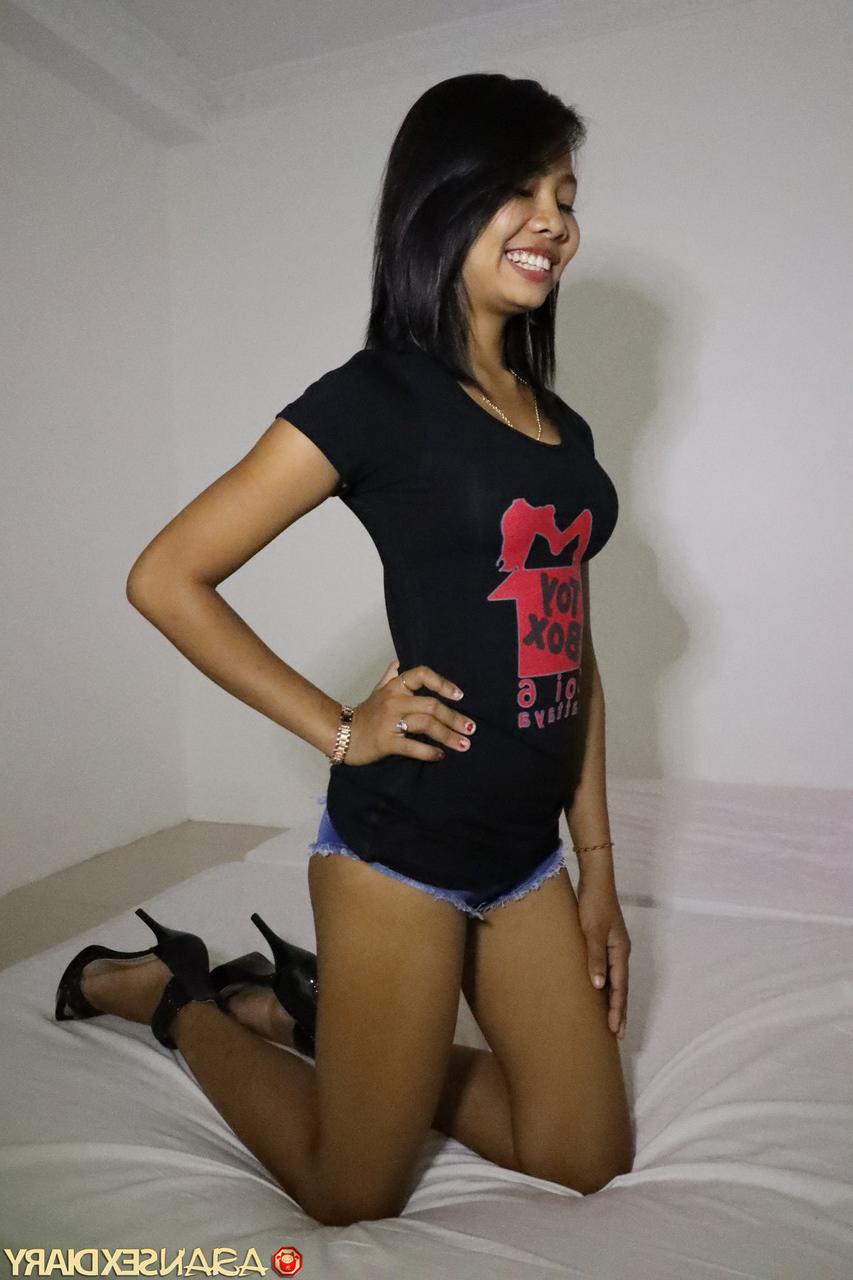 20P Der attraktive asiatische Teenager Puy D zieht sich beim Casting aus und wird im POV gefickt