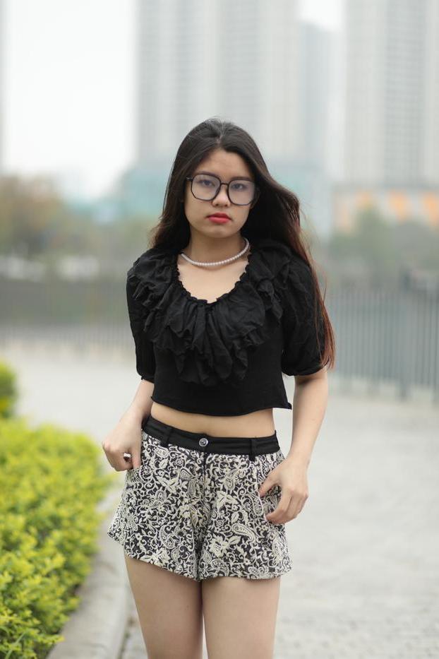 20P La pequeña modelo asiática con gafas Natalia se burla de su escote en público