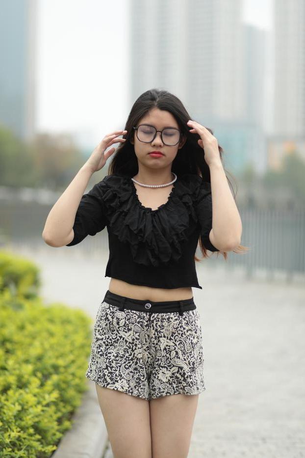 20P La pequeña modelo asiática con gafas Natalia se burla de su escote en público