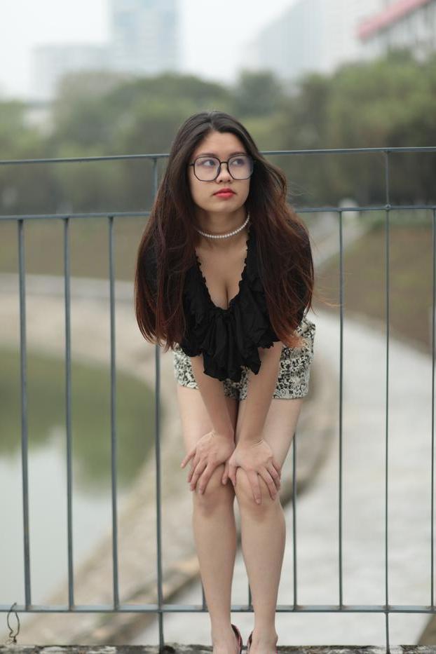 20P La pequeña modelo asiática con gafas Natalia se burla de su escote en público