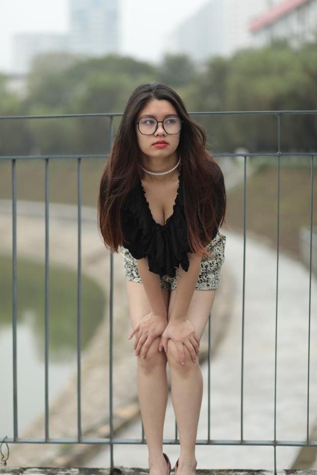 20P La pequeña modelo asiática con gafas Natalia se burla de su escote en público
