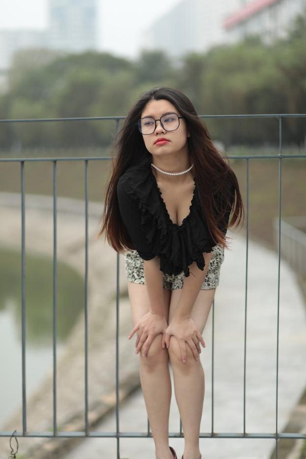 20P La pequeña modelo asiática con gafas Natalia se burla de su escote en público