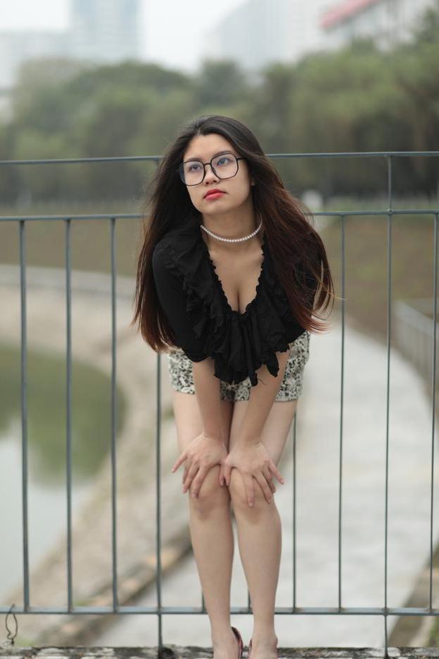 20P La pequeña modelo asiática con gafas Natalia se burla de su escote en público