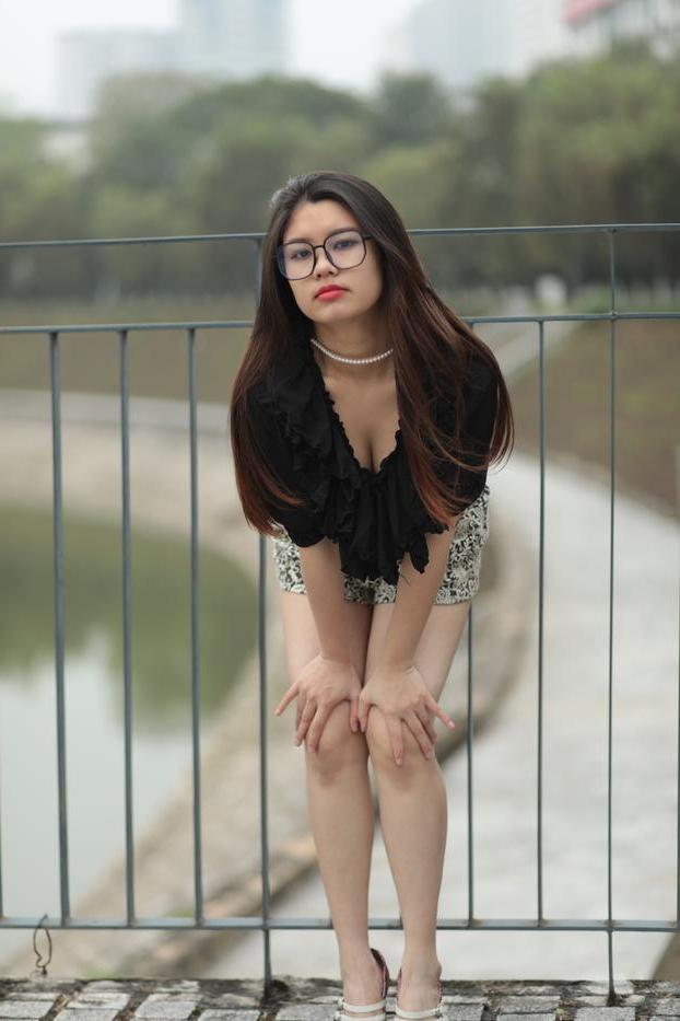 20P La pequeña modelo asiática con gafas Natalia se burla de su escote en público