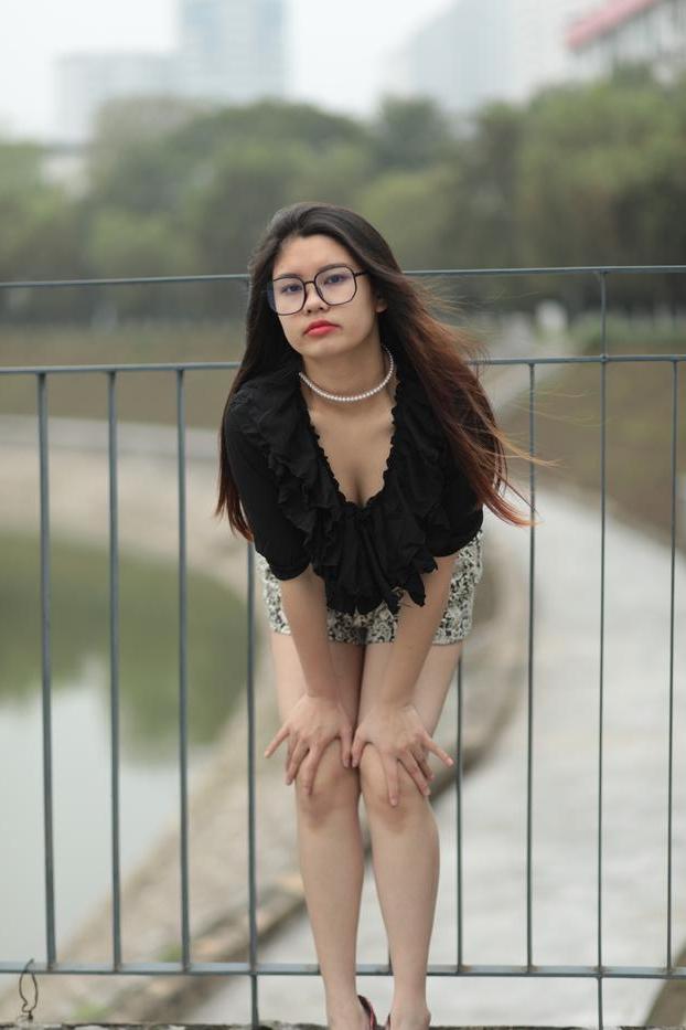 20P La pequeña modelo asiática con gafas Natalia se burla de su escote en público