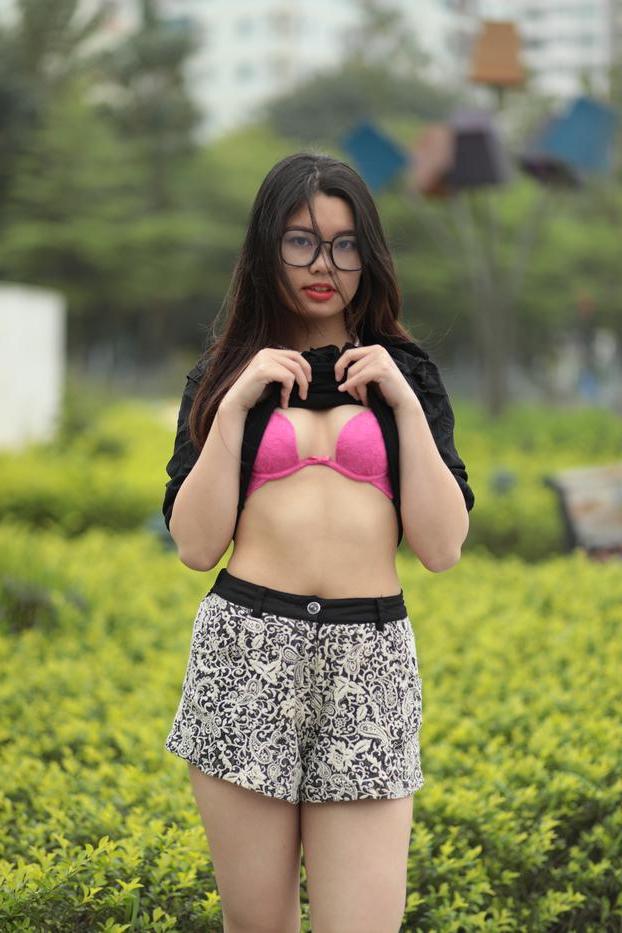 20P La pequeña modelo asiática con gafas Natalia se burla de su escote en público