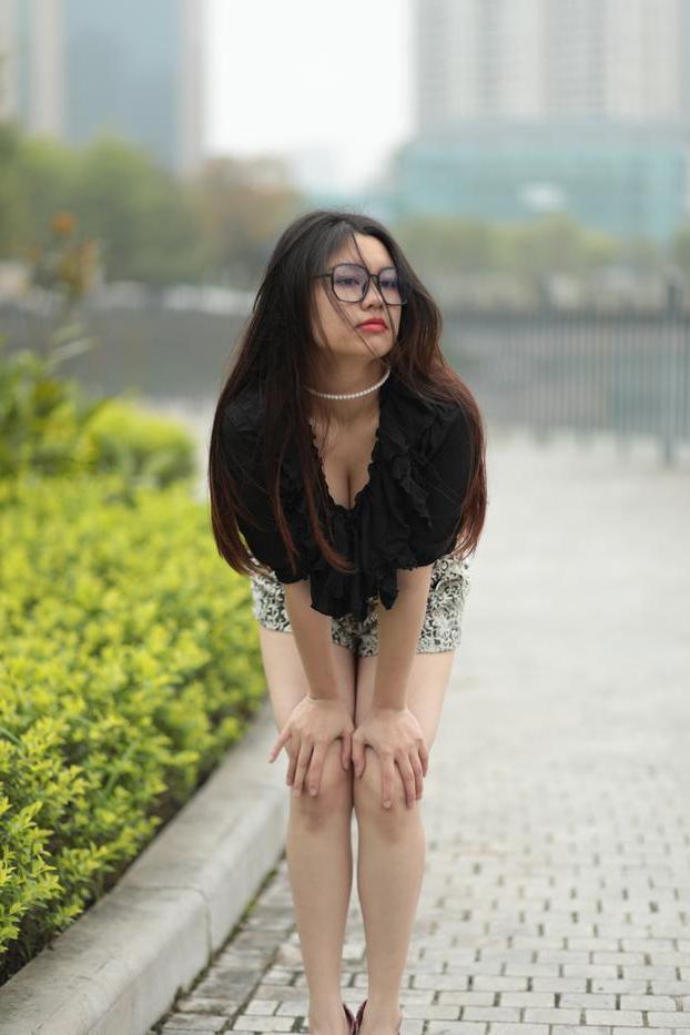 20P La pequeña modelo asiática con gafas Natalia se burla de su escote en público