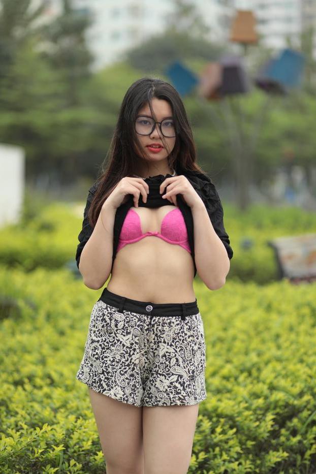 20P La pequeña modelo asiática con gafas Natalia se burla de su escote en público