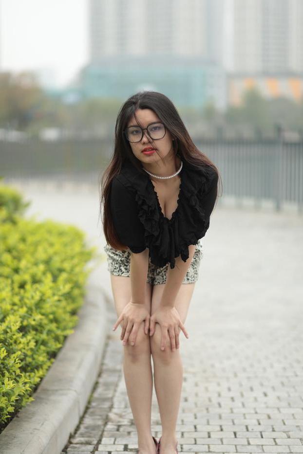 20P La pequeña modelo asiática con gafas Natalia se burla de su escote en público