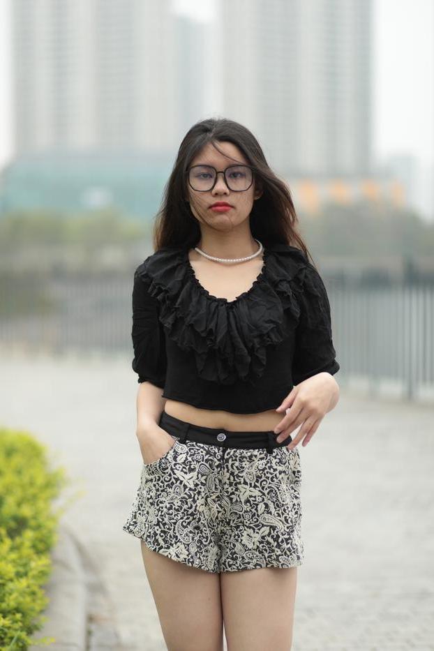 20P La pequeña modelo asiática con gafas Natalia se burla de su escote en público