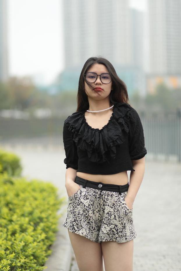 20P La pequeña modelo asiática con gafas Natalia se burla de su escote en público