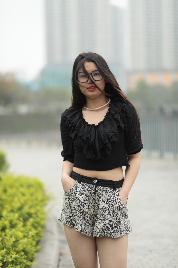 20P La pequeña modelo asiática con gafas Natalia se burla de su escote en público